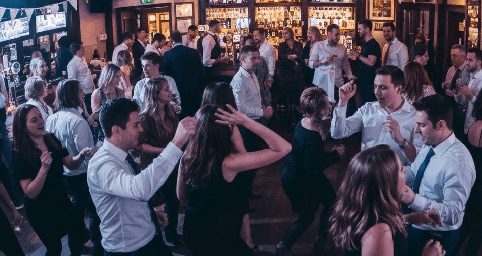 Party Crowd in Aquarell-Stil